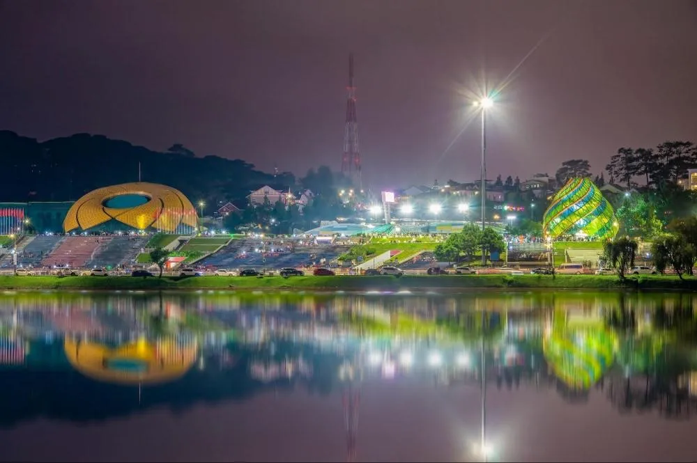 Lam Vien square lit up at night, reflected in Xuan Huong lake